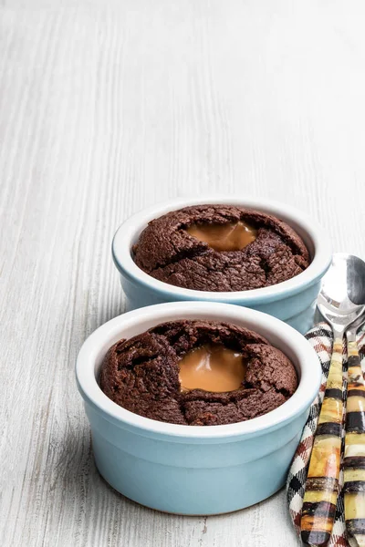 Warme Chocolade Lava Cake Klei Pot Houten Tafel — Stockfoto