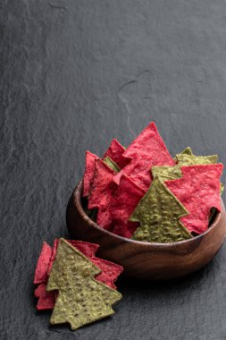 Noel ağacı Tortilla mısır gevreğini şekillendirir siyah taş arka planda 