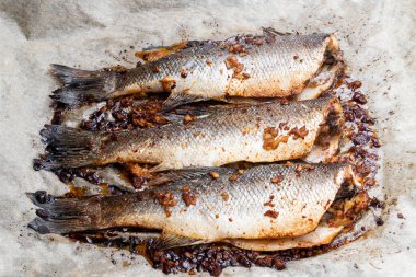 Fırın fırınında limonlu uskumru ve kurabiye kağıdında zencefil. 