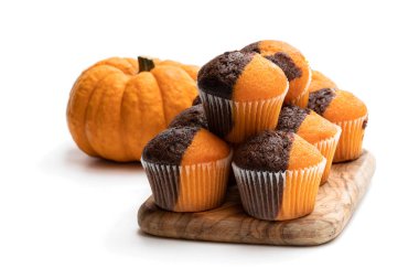 Taze balkabağı ve çikolatalı minimuffinler, beyaz kabaklı. 
