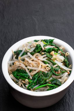 Kore ıspanaklı mung fasulyesi taştan arkaplanda salata. 