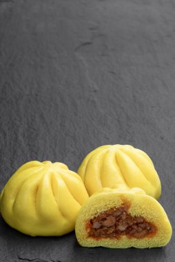 Buğulanmış ballı tavuk ve ördek çörekleri. 