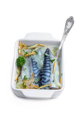 Beyaz şarap soslu uskumrular. 