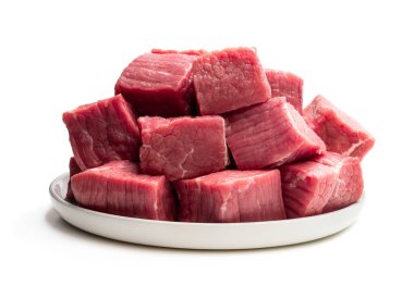 Seramik tabaktaki taze çiğ et beyaza izole edilmiş. 