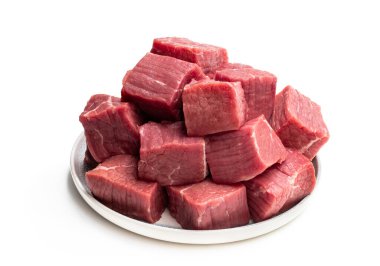 Seramik tabaktaki taze çiğ et beyaza izole edilmiş. 