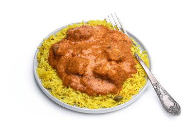 Beyaz pilavlı tavuk Tikka Masala. 