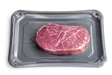 Elektrik süpürgesinde çiğ biftek, beyaza izole edilmiş. 