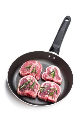 Beyaz tencerede çiğ kuzu pirzola.  