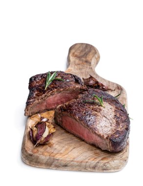 Beyaz tahtanın üzerinde orta pişmiş biftek. 