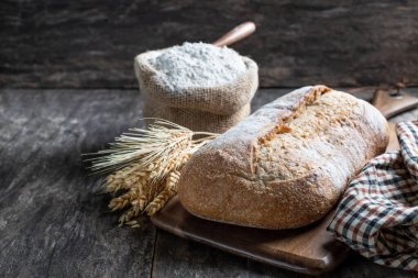 Taze ekmek ve un küçük bir çuval içinde. 