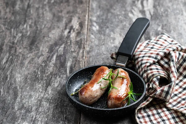 Deliziose Salsicce Maiale Una Padella Tavolo Legno Rustico — Foto Stock