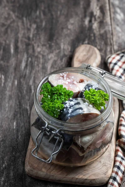 Makrill Saltlake Med Lök Och Kryddor Glasburk Träbord — Stockfoto