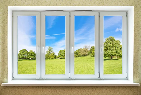 Modern bir PVC penceresinden güzel bir bahar manzarasına bak 