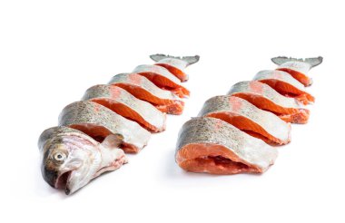 Taze çiğ alabalık beyazı izole etmiş. 