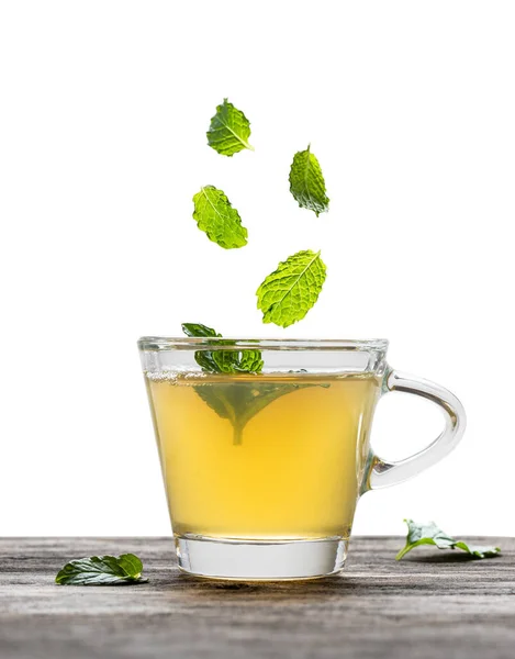 Groene Thee Met Vallende Muntblaadjes Glazen Beker Geïsoleerd Wit — Stockfoto