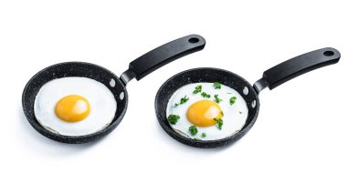 Küçük tavada kızarmış yumurta, beyaz tavada izole edilmiş. 