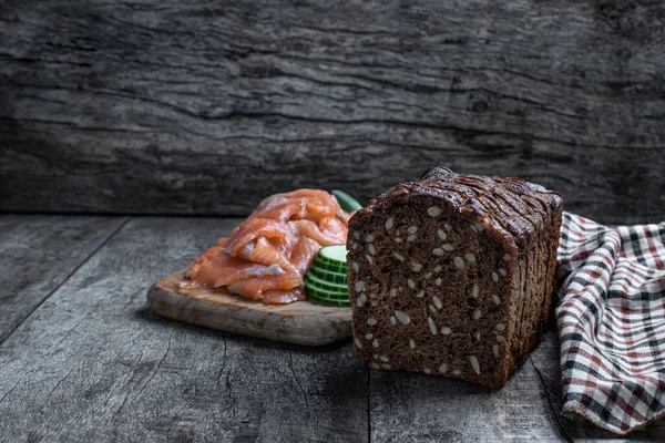 Žitný Chléb Semínky Uzeným Lososem Venkovském Dřevěném Stole — Stock fotografie
