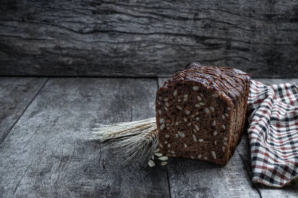 Szeletelt Rozskenyér Maggal Rusztikus Asztalon — Stock Fotó