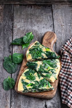 Tahtada ıspanaklı ve peynirli omlet. 