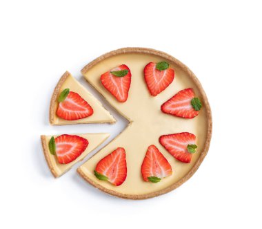 Lezzetli dilimlenmiş peynirli kek ve beyaz üzerine taze çilek. 