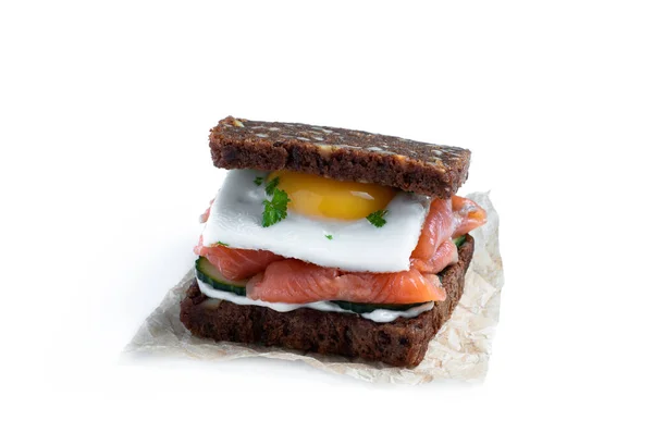 Sandwich Santé Saumon Fumé Oeuf Frit Isolé Sur Blanc — Photo