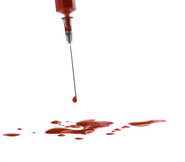 Beyaz zemin üzerinde kırmızı damla ile şırınga izole 