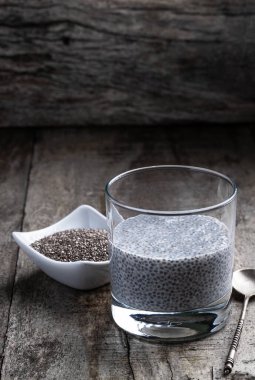 Tahta masadaki temiz bardakta Chia tohumu pudingi. 