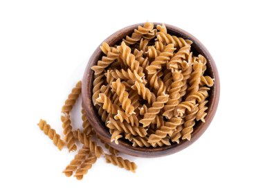 Tahta kasede tam tahıllı fusilli, beyaz üzerine izole edilmiş. 