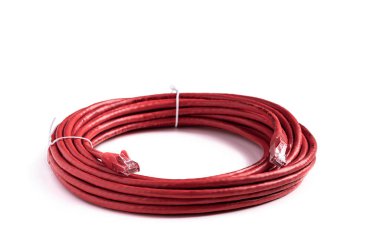 Kırmızı yuvarlak 24 AWG kornası RJ45 konnektörlü ethernet kablo beyaz üzerine izole 