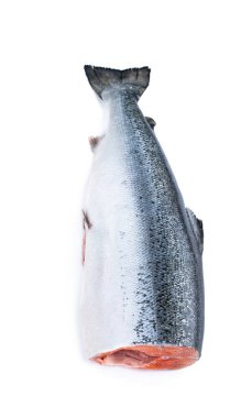 Beyaz arka planda çiğ başsız somon balığı 