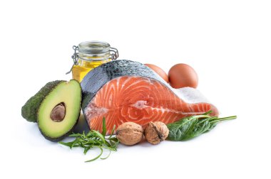 Beyaz üzerine yağlı ve omega-3 izole yiyecekler. 