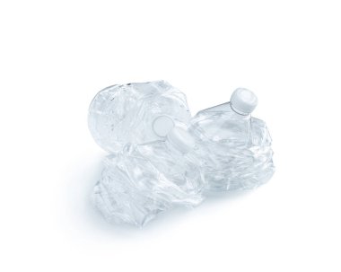 Ezilmiş plastik şişeler beyaza izole edilmiş. 
