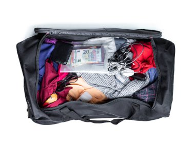 Büyük bavul dolusu seyahat eşyası beyaza izole edilmiş. 