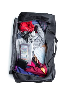 Büyük bavul dolusu seyahat eşyası beyaza izole edilmiş. 