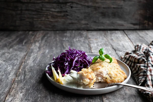 Bife Peixe Assado Com Salada Repolho Vermelho Mesa Madeira — Fotografia de Stock