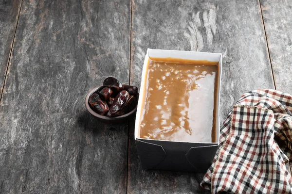 Plakkerige Toffee Pudding Boter Spons Met Dadels Houten Tafel — Stockfoto