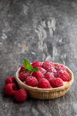 Beyaz üzerine ahududu ve limonlu taze ev yapımı meyveli tart. 