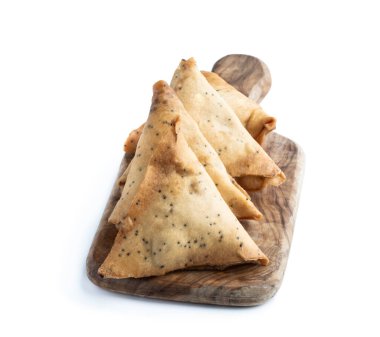 Beyaz üzerine izole edilmiş ev yapımı sebzeli Hint samosası. 
