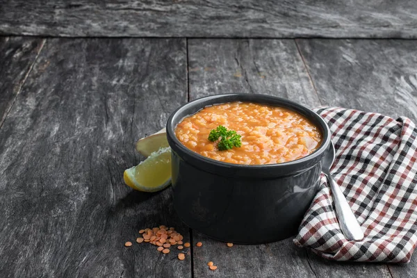 Vegane Rote Linsensuppe Tontopf Auf Rustikalem Tisch — Stockfoto