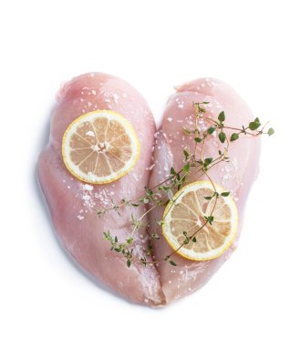 Limonlu ve kekikli taze çiğ tavuk göğsü. 