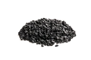 Beyaz arkaplanda soğan tohumları izole 