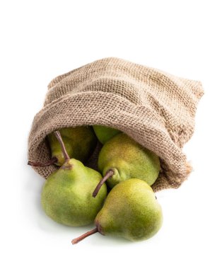 Olgun Fransız tereyağı armutları sakbez torbada, beyaz üzerinde izole edilmiş. 