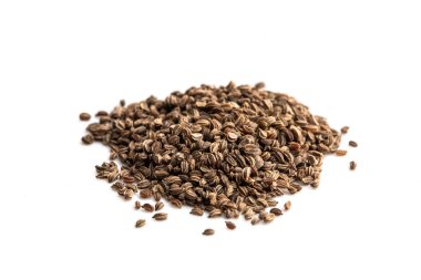 Beyaz üzerine izole edilmiş kereviz tohumları ekmeye hazır. 