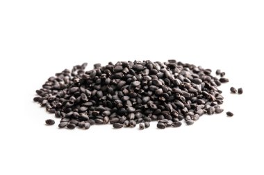 Beyaza izole edilmiş fesleğen tohumu yığını ekmeye hazır 