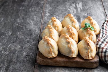 Vejetaryen kısayol hamur işi patates ve soğanlı havuç ve ahşap masada İsveç pastası. 