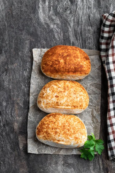 Três Galinhas Tikka Empanadas Uma Mesa Madeira Rústica — Fotografia de Stock