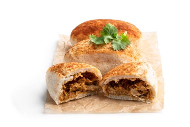 Beyaz arka planda izole edilmiş üç Tavuklu Tikka Empanada 