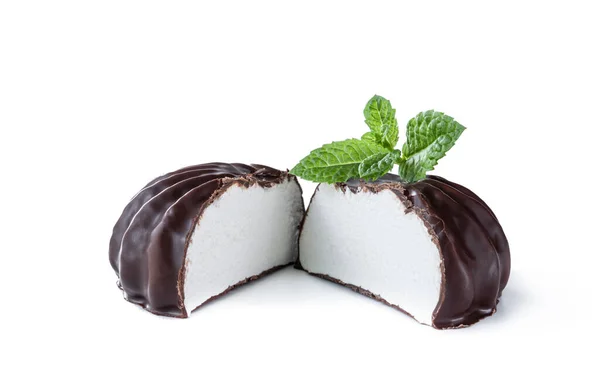 Trattamento Marshmallow Ricoperto Cioccolato Dimezzato Isolato Sfondo Bianco — Foto Stock