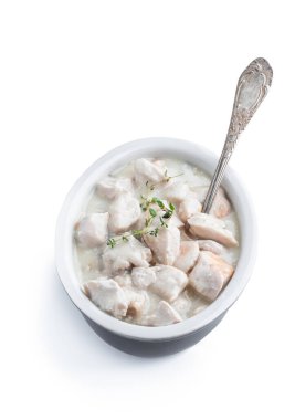 Kremalı sarımsak soslu tavuk göğsü. Seramik kasede, beyaza izole edilmiş. 