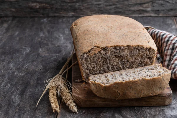 Domácí Celozrnný Žitný Bochník Chleba Sezamovým Semínkem Dřevěném Stole — Stock fotografie